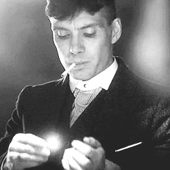 Peaky Blinders Tommy Shelby fumando