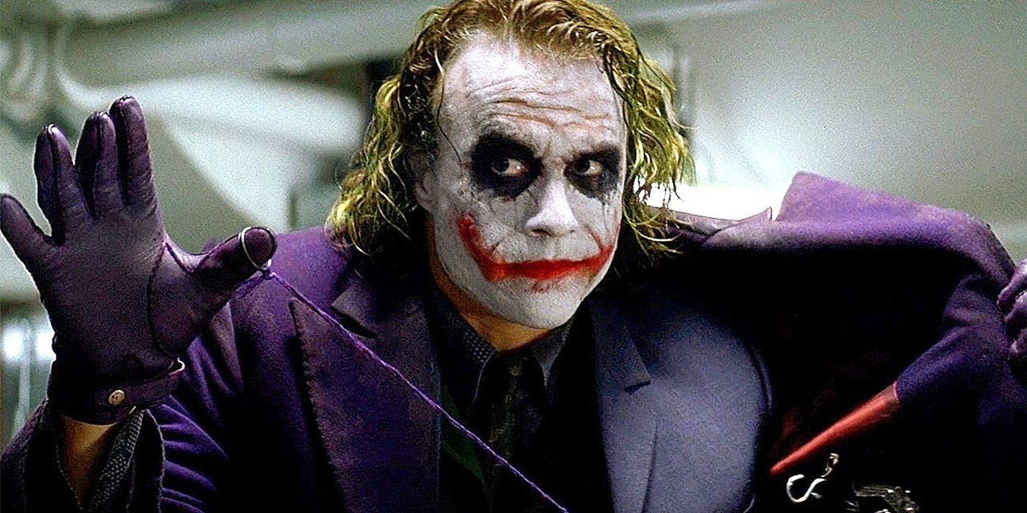 El Joker de The Dark Knight amenaza a los criminales con una granada en su abrigo