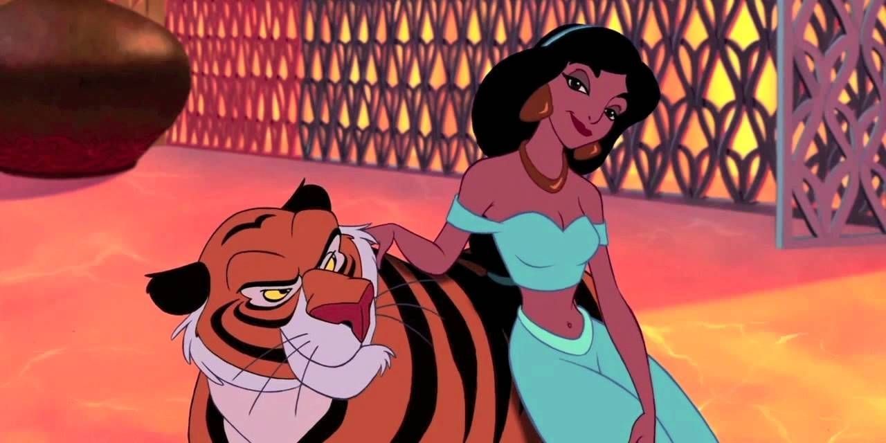Jasmine sonriendo a su tigre, Rajah