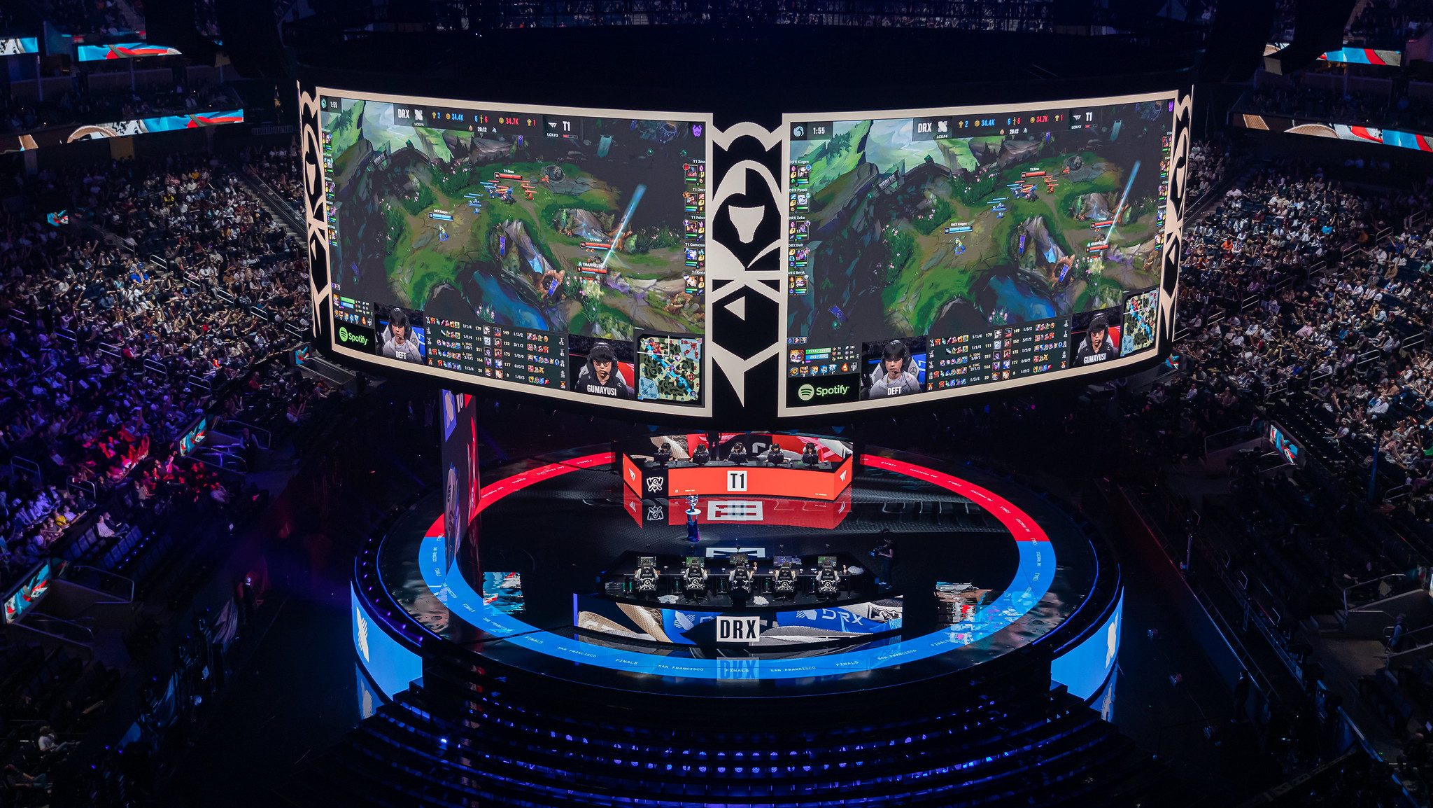 Dos pantallas gigantes muestran la acción de la gran final de LCS League of Legends.