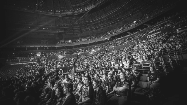 La multitud de IEM Sydney, en reversa, animando el Counter-Strike en el Qudos Bank Arena en 2017.