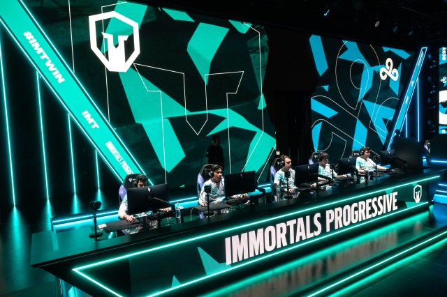 El escenario de la LCS está iluminado con los colores verde y negro de Immortals 