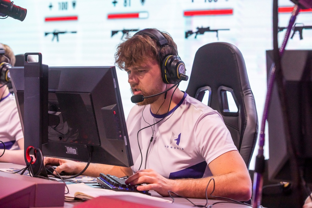 El jugador polaco de CS:GO NEO juega en un torneo para HONORIS, sentado frente a una computadora.