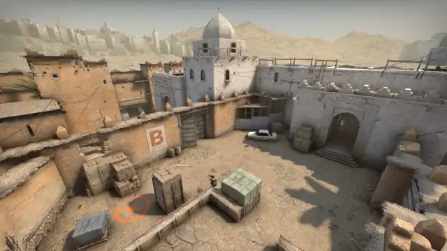 El sitio B de Dust 2 en CS:GO, un diseño de estilo desértico con arena y una variedad de cajas esparcidas por todos lados.