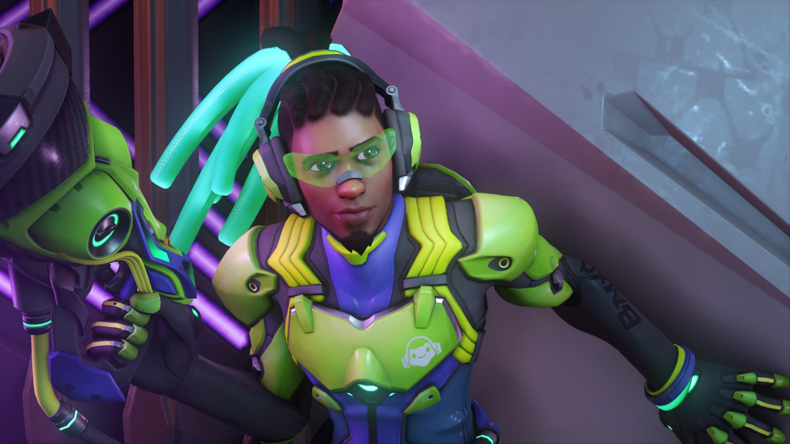 Lucio, el personaje de Healing Overwatch 2, mira fuera de la pantalla mientras sostiene su amplificador sónico. 
