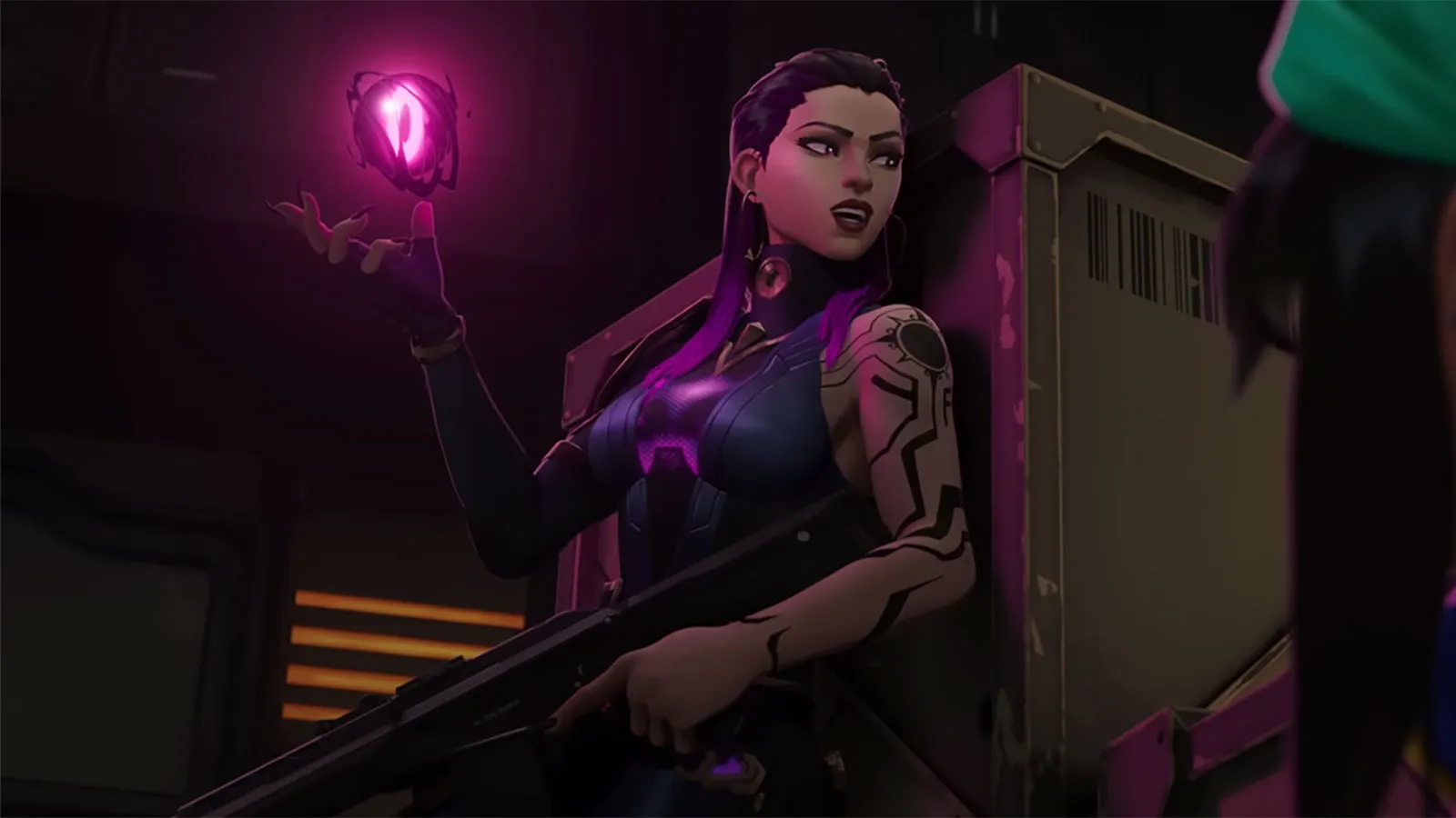Reyna, agente de VALORANT, muestra su brillante habilidad Leer púrpura mientras se esconde detrás de una caja.