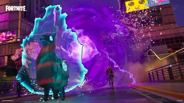 Una llama maldita con un contorno de energía azul huyendo de un jugador con un rifle de francotirador en Mega City. 