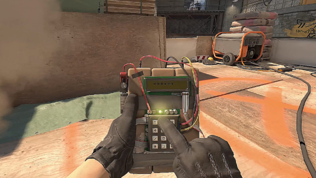 Un jugador de CS2 sostiene la bomba en el lado T.