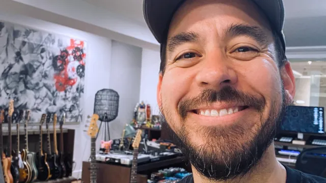 Mike Shinoda sonriendo para una selfie