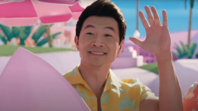 Simu Liu saludando como Ken en la película de Barbie