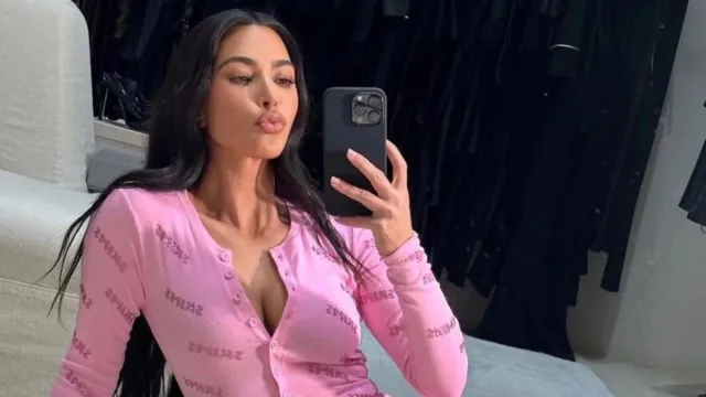 Kim Kardashian haciendo pucheros y tomándose una selfie