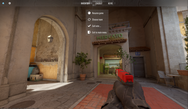 Jugador de CS2 sosteniendo un arma y mostrando la barra en la parte superior de la pantalla que debes abrir para rendirte.