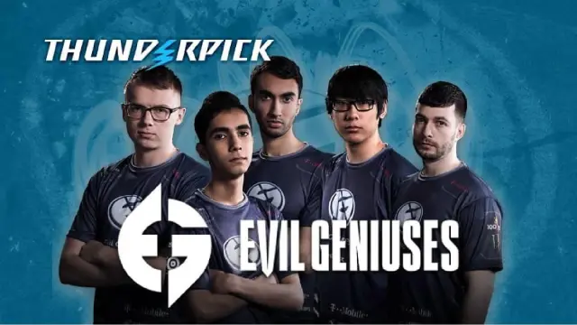 El equipo Counter-Strike de Evil Geniuses parado frente a un fondo azul, vistiendo sus camisetas azul marino. 