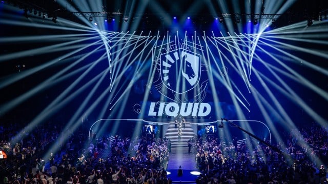 Estandarte de Team Liquid y jugadores de CS:GO en el BLAST Paris Major en mayo de 2023.