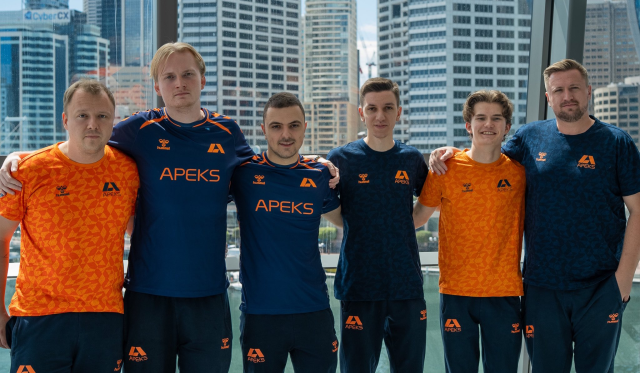 El equipo Apeks CS2, con jkaem (extremo derecho), en el torneo IEM Sydney 2023.