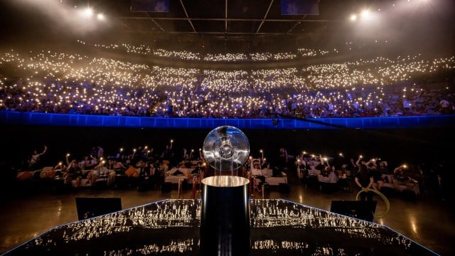 Fanáticos australianos iluminando la arena durante el IEM Sydney 2023.