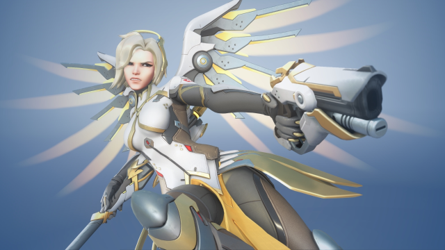 Mercy, con su tradicional piel blanca predeterminada, apunta su pistola con las alas extendidas.