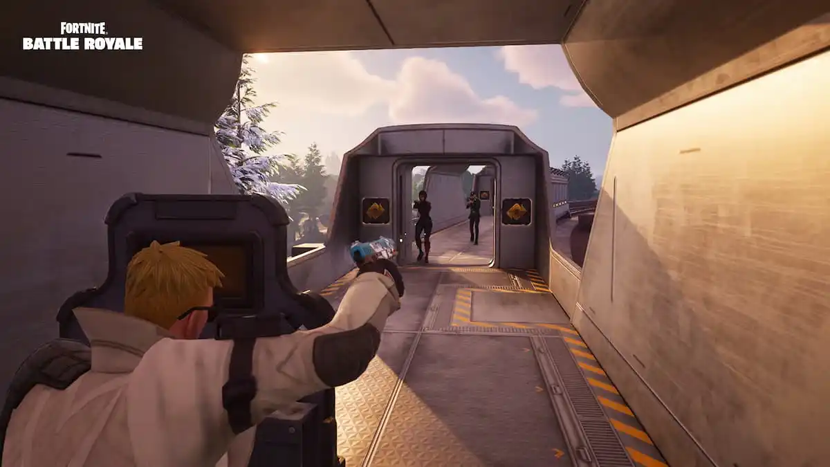 Un jugador luchando en un tren con un escudo balístico en Fortnite.