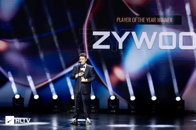 Zywoo durante su discurso de aceptación en los premios HTLV 2023.