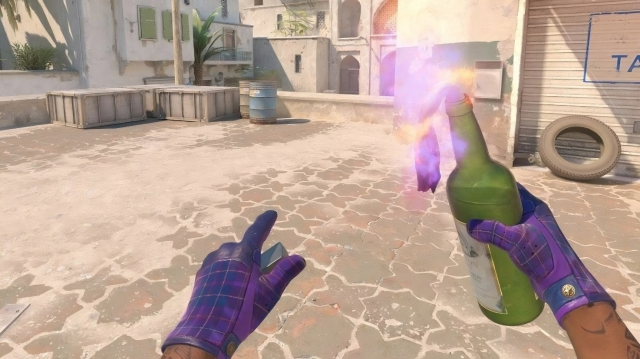 Jugador de CS2 sosteniendo granada Molotov en Dust 2