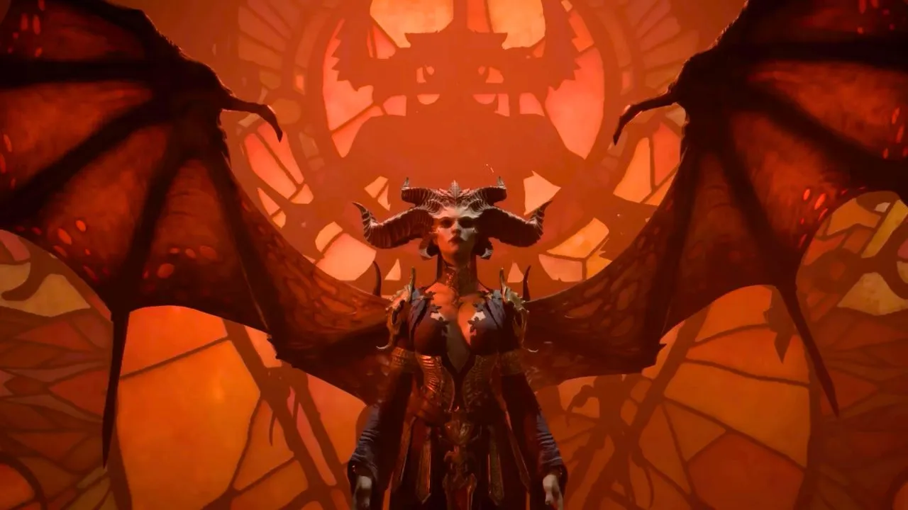 Una mujer con cuernos y alas frente a vidrieras en Diablo 4