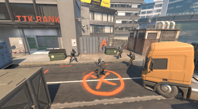 Captura de pantalla tomada del sitio de la bomba A de Overpass en CS2, donde aparecen cuatro antiterroristas sosteniendo pistolas.